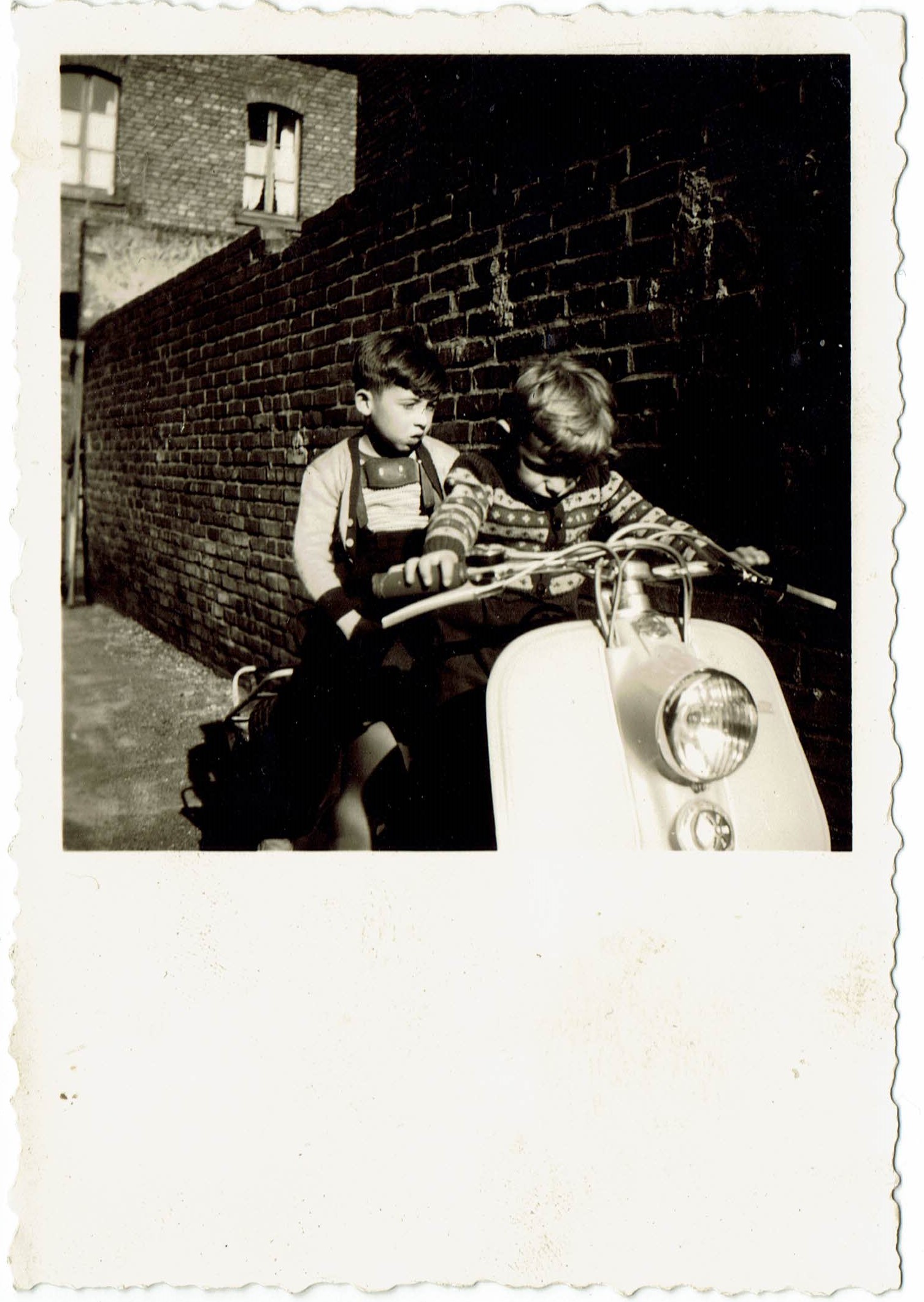 Günter Budian als Kind auf dem Motorroller